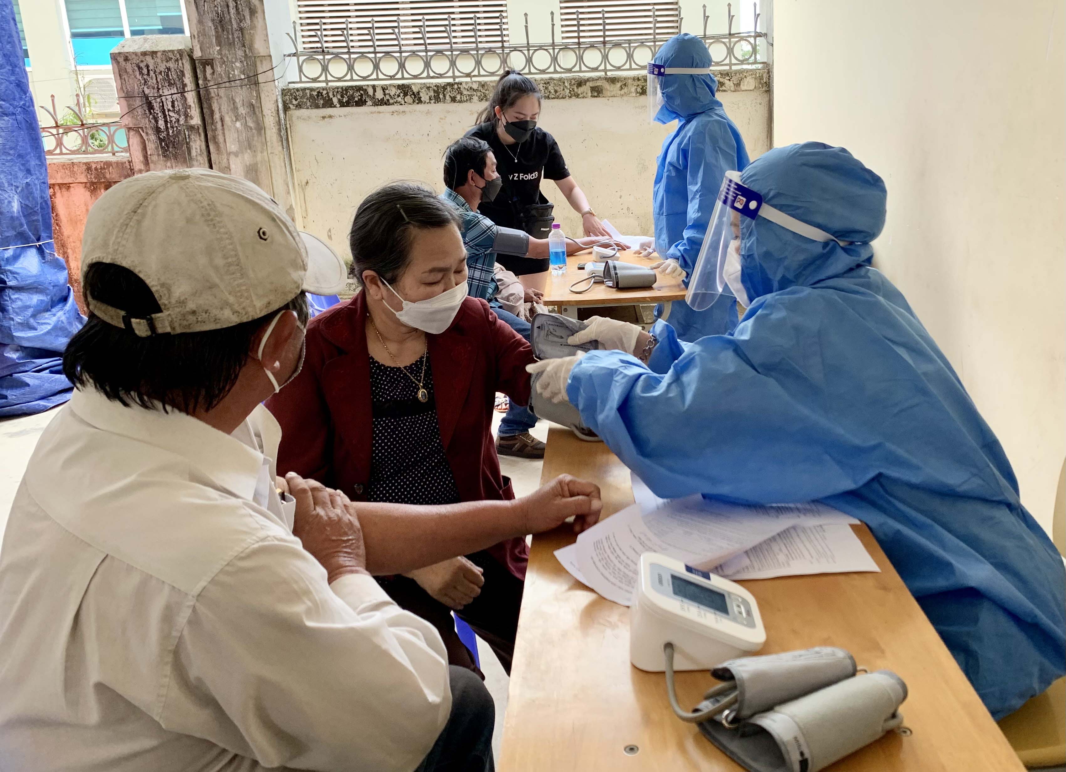 Nhân viên y tế phường Diên Hồng (TP. Pleiku) khám sàng lọc sức khỏe cho người dân trước khi tiêm vắc xin phòng Covid-19. Ảnh: Như Nguyện