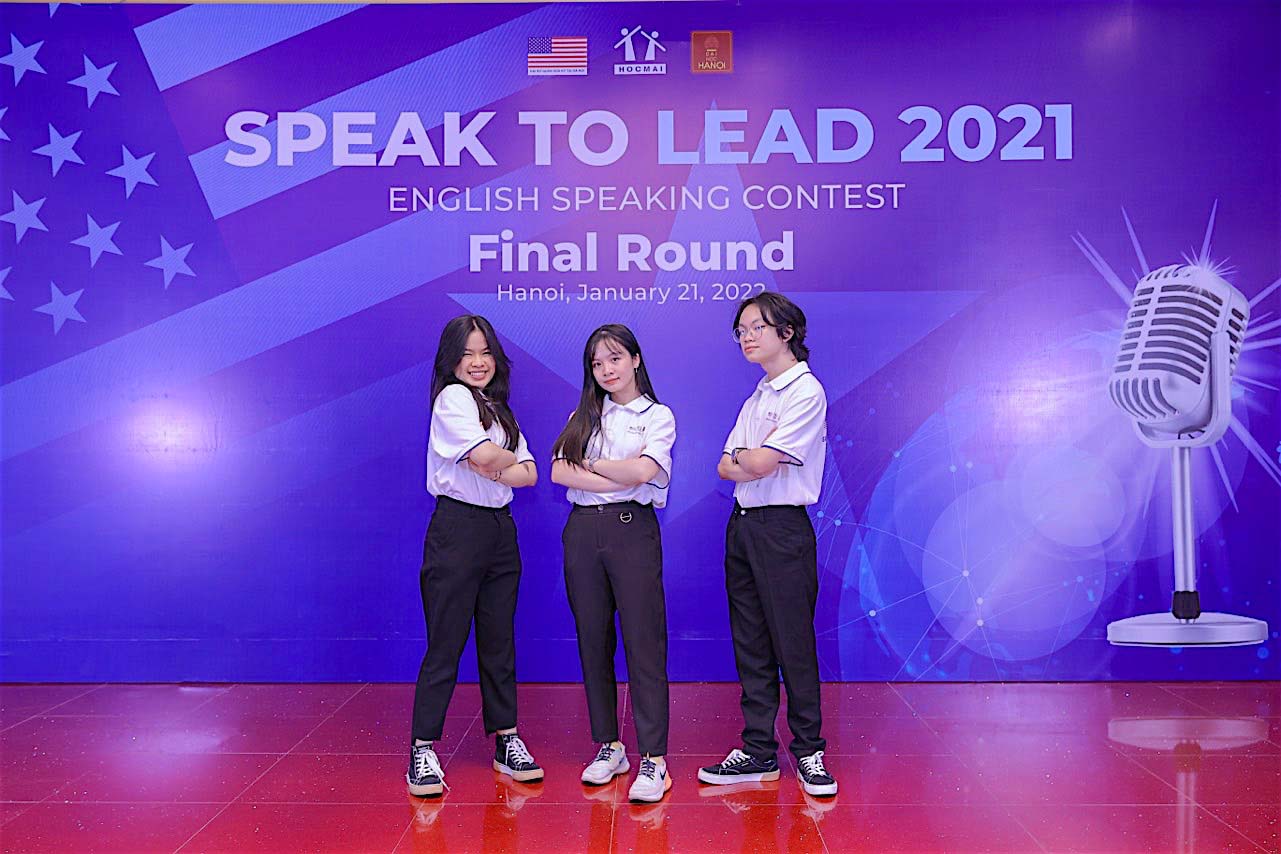 Em Phạm Hồng Hoàng Vy (bìa trái) cùng 2 học sinh Trường THPT chuyên Hùng Vương tham gia tranh tài ở vòng chung kết cuộc thi “Speak to Lead” tại Hà Nội vào tháng 1-2022 (ảnh nhân vật cung cấp). 2