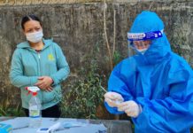 Nhân viên y tế hướng dẫn chi tiết cách lấy mẫu test nhanh Coivd cho người dân tại trạm y tế phường Hoa Lư (TP. Pleiku). Ảnh: Bá Bính
