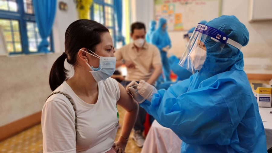 Tiêm vắc xin phòng Covid-19 cho người dân tại điểm tiêm Trường Tiểu học Chu Văn An (phường Tây Sơn, TP. Pleiku). Ảnh: Bá Bính