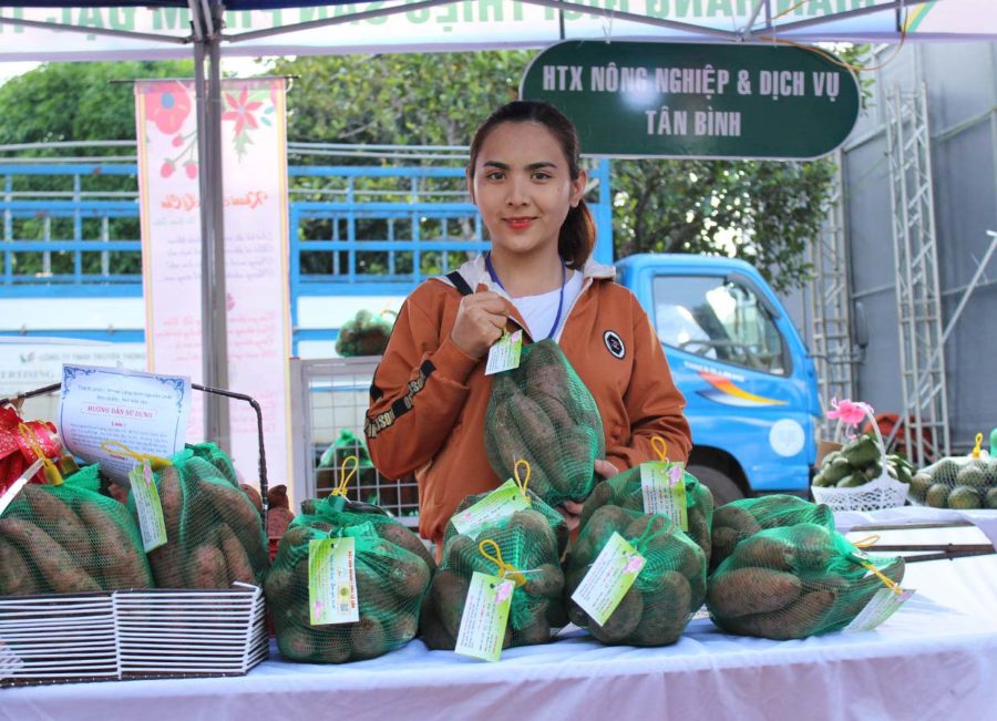 Chợ phiên nông sản an toàn được huyện Đak Đoa tổ chức vào ngày 15 hàng tháng là cơ hội để quảng bá sản phẩm OCOP đến với du khách. Ảnh: Q.T