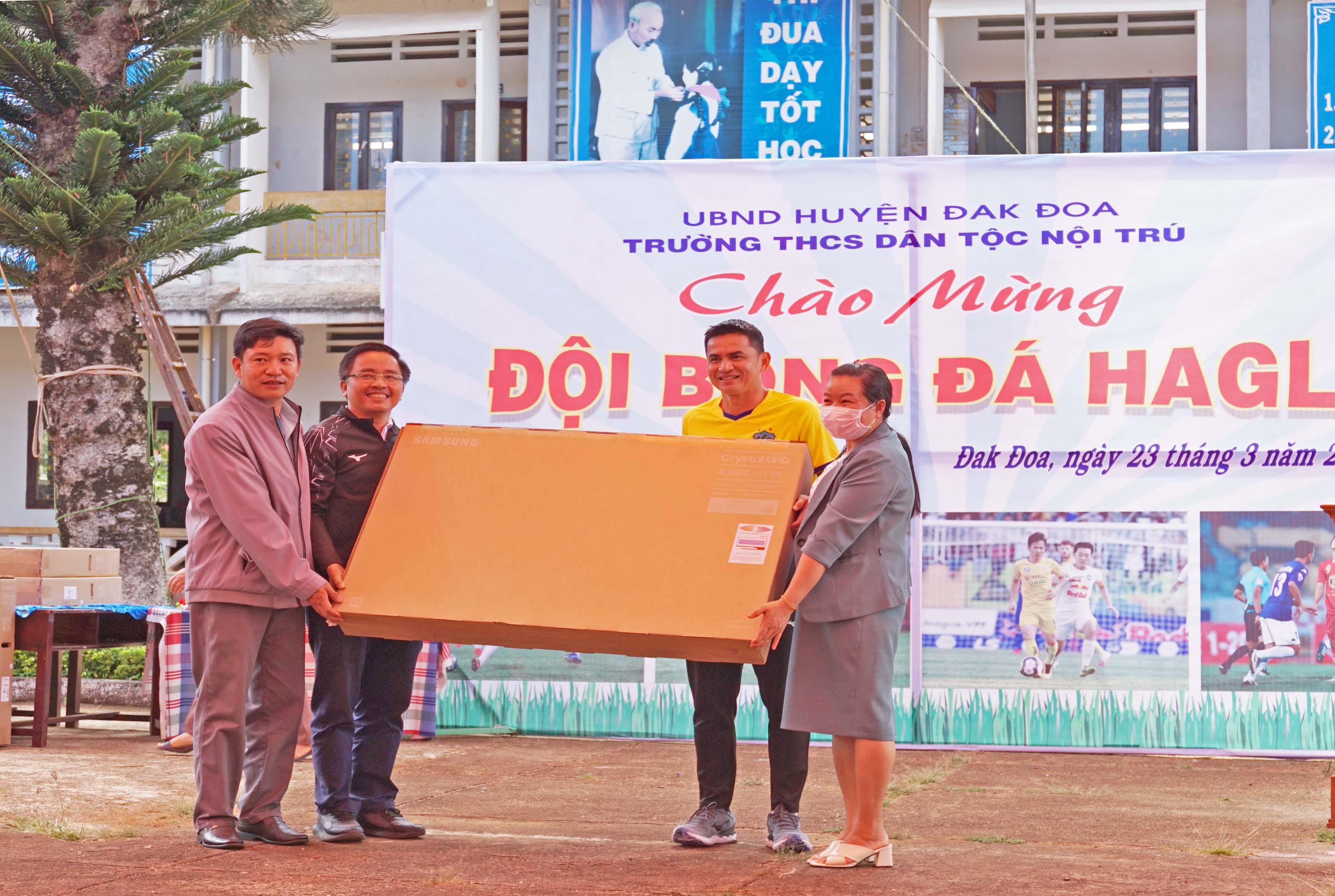 CLB bóng đá HAGL tặng 10 tivi cho Trường THCS Dân tộc nội trú huyện Đak Đoa. Ảnh: Nguyễn Tú 1
