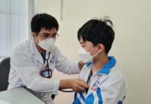 Nhân viên y tế kiểm tra sức khỏe cho trẻ trước khi tiêm vắc xin phòng Covid-19 tại Trung tâm Y tế TP. Pleiku. Ảnh: Bá Bính