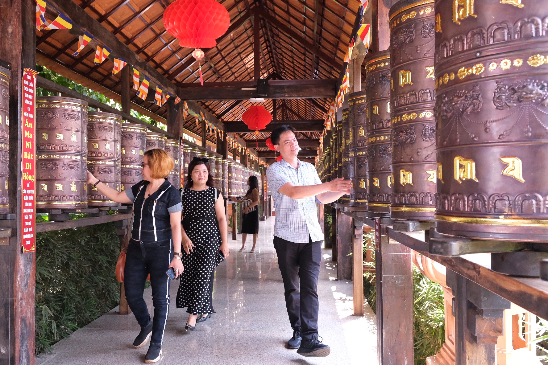 Đoàn khảo sát trải nghiệm vòng xoay an lạc tại chùa Bửu Minh. Ảnh: Hoàng Ngọc