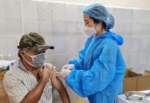 Tiêm vắc xin phòng Covid-19 mũi tăng cường cho người dân tại Trung tâm Y tế TP. Pleiku. Ảnh: Bá Bính