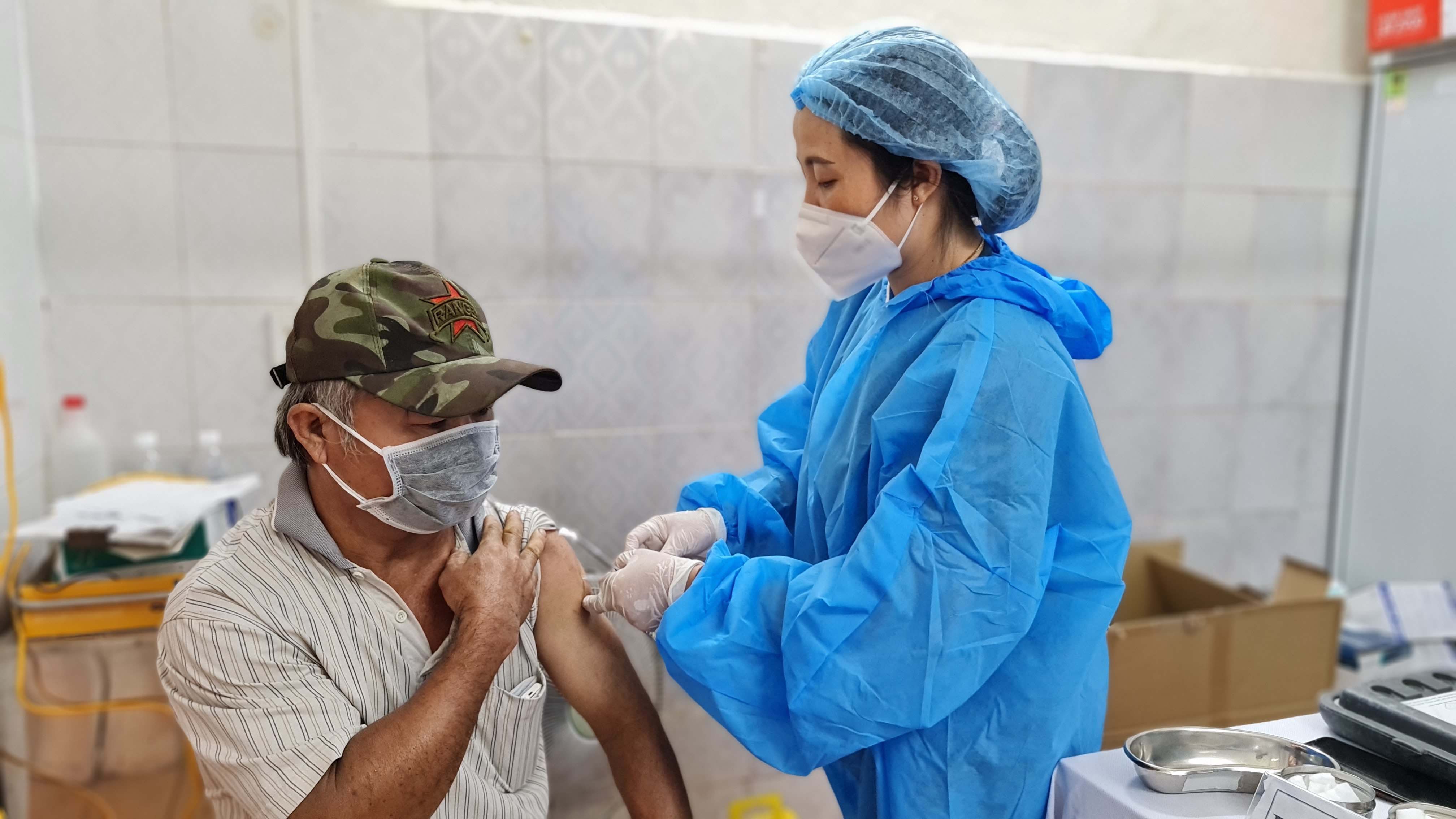 Tiêm vắc xin phòng Covid-19 mũi tăng cường cho người dân tại Trung tâm Y tế TP. Pleiku. Ảnh: Bá Bính