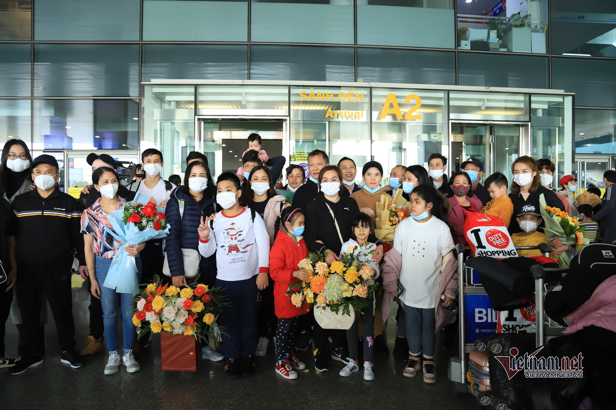 Đại gia đình 40 người từ Ukraine hạnh phúc nắm tay nhau trở về Việt Nam - Ảnh 1.