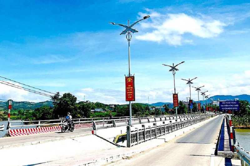 Đường vào thị trấn Kông Chro, huyện Kông Chro. Ảnh: Hồng Thi 1
