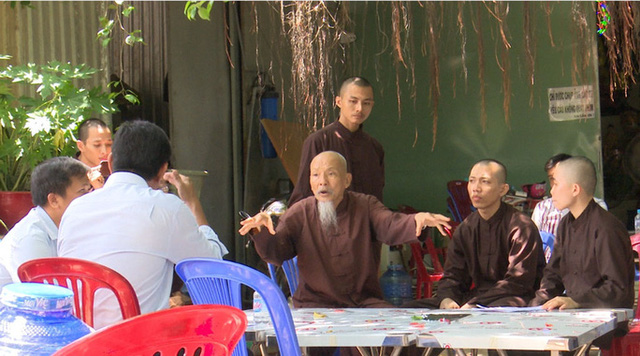 Công an khám xét 'tịnh thất Bồng Lai', xem xét khởi tố tội "Loạn luân"
- Ảnh 2. Công an khám xét 'tịnh thất Bồng Lai', xem xét khởi tố tội "Loạn luân"
- Ảnh 2.