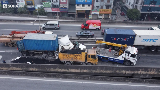 Đường Vành đai 3 Hà Nội ùn tắc nhiều giờ sau cú tông rụng bánh giữa container và xe tải - Ảnh 2.