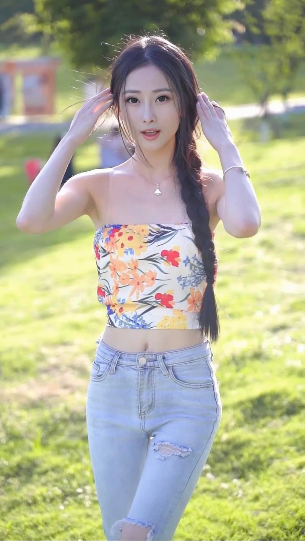 Cuộc đời thay đổi ngỡ ngàng của cô gái được mệnh danh "xấu xí nhất Việt Nam" - Ảnh 2. Cuộc đời thay đổi ngỡ ngàng của cô gái được mệnh danh "xấu xí nhất Việt Nam" - Ảnh 2.