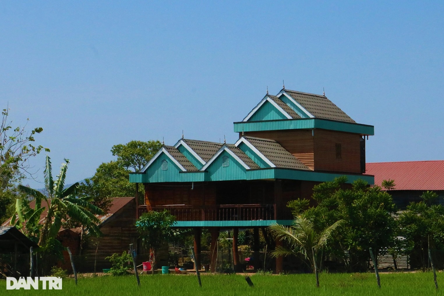 Độc đáo biệt thự nhà sàn 2 tầng ở Tây Nguyên - Ảnh 1. Độc đáo biệt thự nhà sàn 2 tầng ở Tây Nguyên - Ảnh 1.