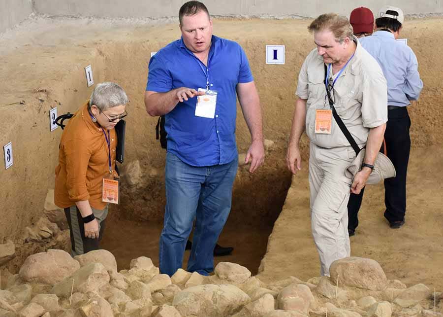 Tiến sĩ Alexander Kandyba (thứ hai từ trái sang) cùng các nhà khảo cổ trên thế giới tham quan tại di tích Rộc Tưng 4. Ảnh: T.D/Báo Gia Lai 5