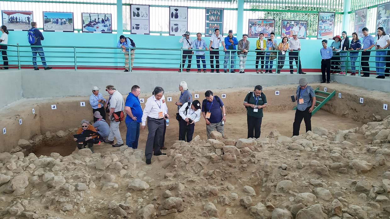 Các nhà khoa học thăm một điểm khảo cổ được bảo quản tại Rộc Tưng. Ảnh: Nguyễn Quang Tuệ/Báo Gia Lai 4