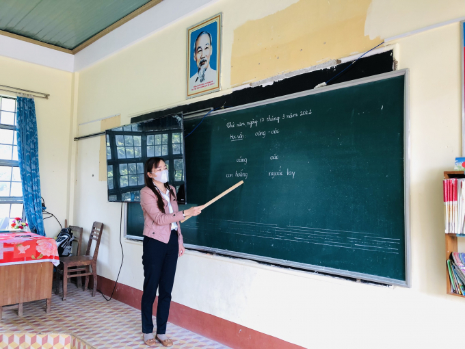co giao tre loi suoi bang rung vao lang gieo chu hinh 3