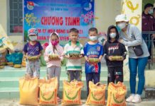 Em Lê Ánh Thùy Trang (bìa phải) tặng quà cho các em thiếu nhi xã Chư A Thai (huyện Phú Thiện). Ảnh: Phan Lài