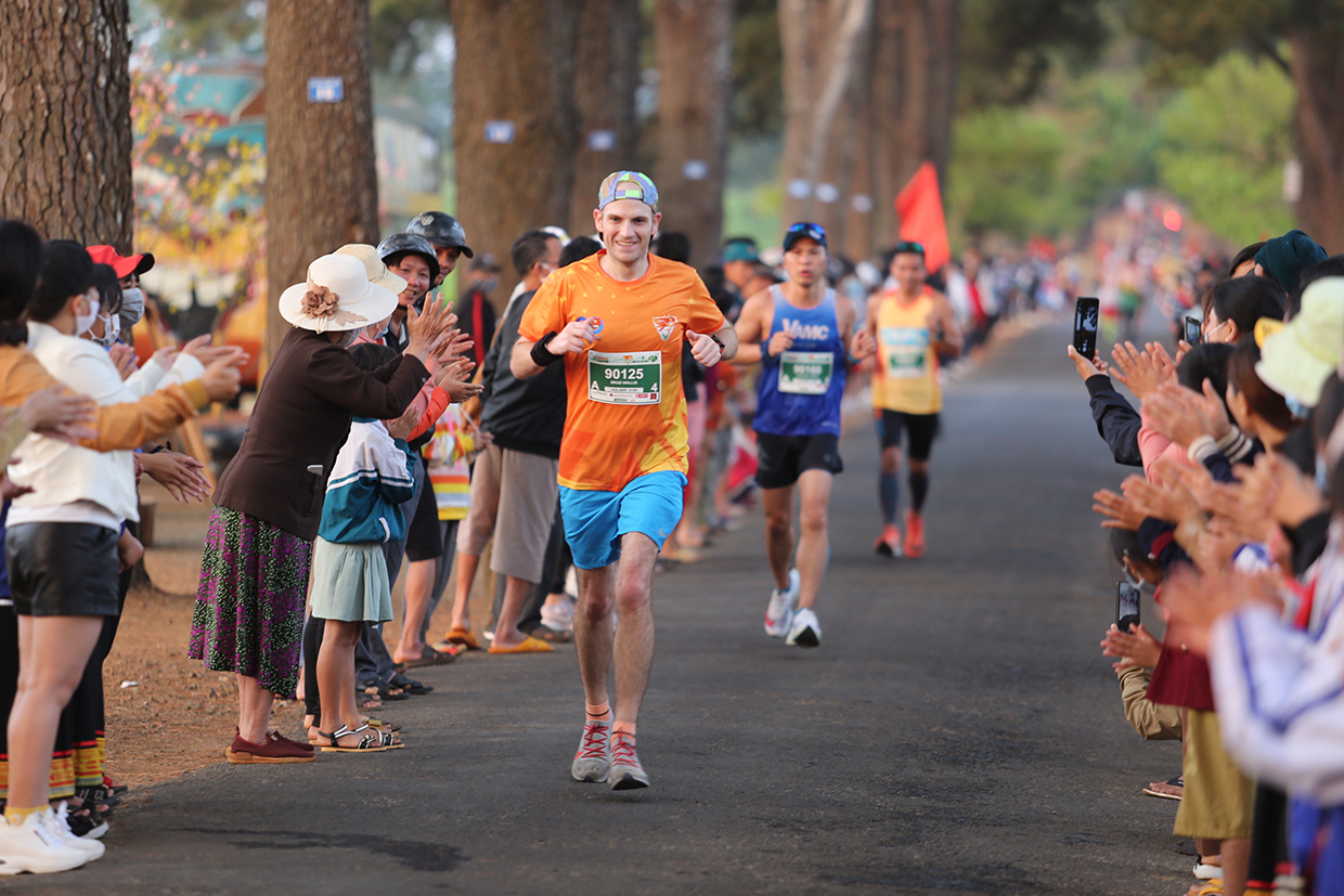  Giải Vô địch Quốc gia Marathon và cự ly dài Báo Tiền Phong 2021 đã thu hút đông đảo khách du lịch đến với Gia Lai. Ảnh: Văn Ngọc