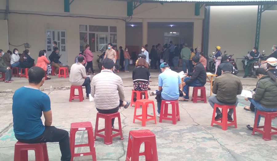   Người dân chờ được gọi tên thứ tự để nộp hồ sơ liên quan đến đất đai. Ảnh: Lê Anh