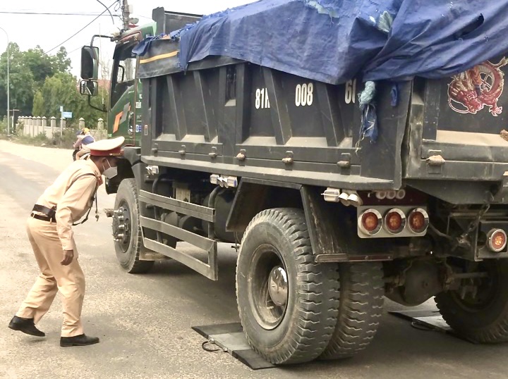 Cảnh sát giao thông Công an huyện Phú Thiện tiến hành kiểm tra tải trọng các phương tiện có dấu hiệu vi phạm. Ảnh: Minh Nguyễn
