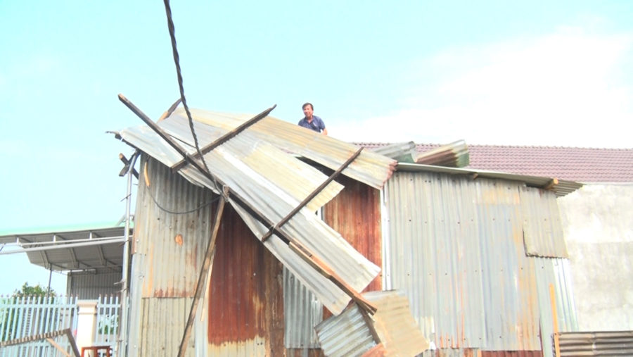 Cơn mưa kèm giông, lốc khiến 4 ngôi nhà của người dân tại thị trấn Kbang bị tốc mái. Ảnh: Lê Nam 1