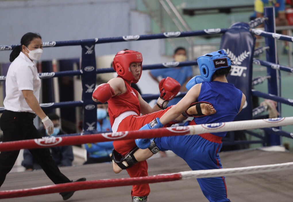 Võ sĩ Lê Thị Nhi (VĐV bên trái) đã được triệu tập vào đội tuyển Kickboxing quốc gia thi đấu ở SEAGames 31. Ảnh: Văn Ngọc