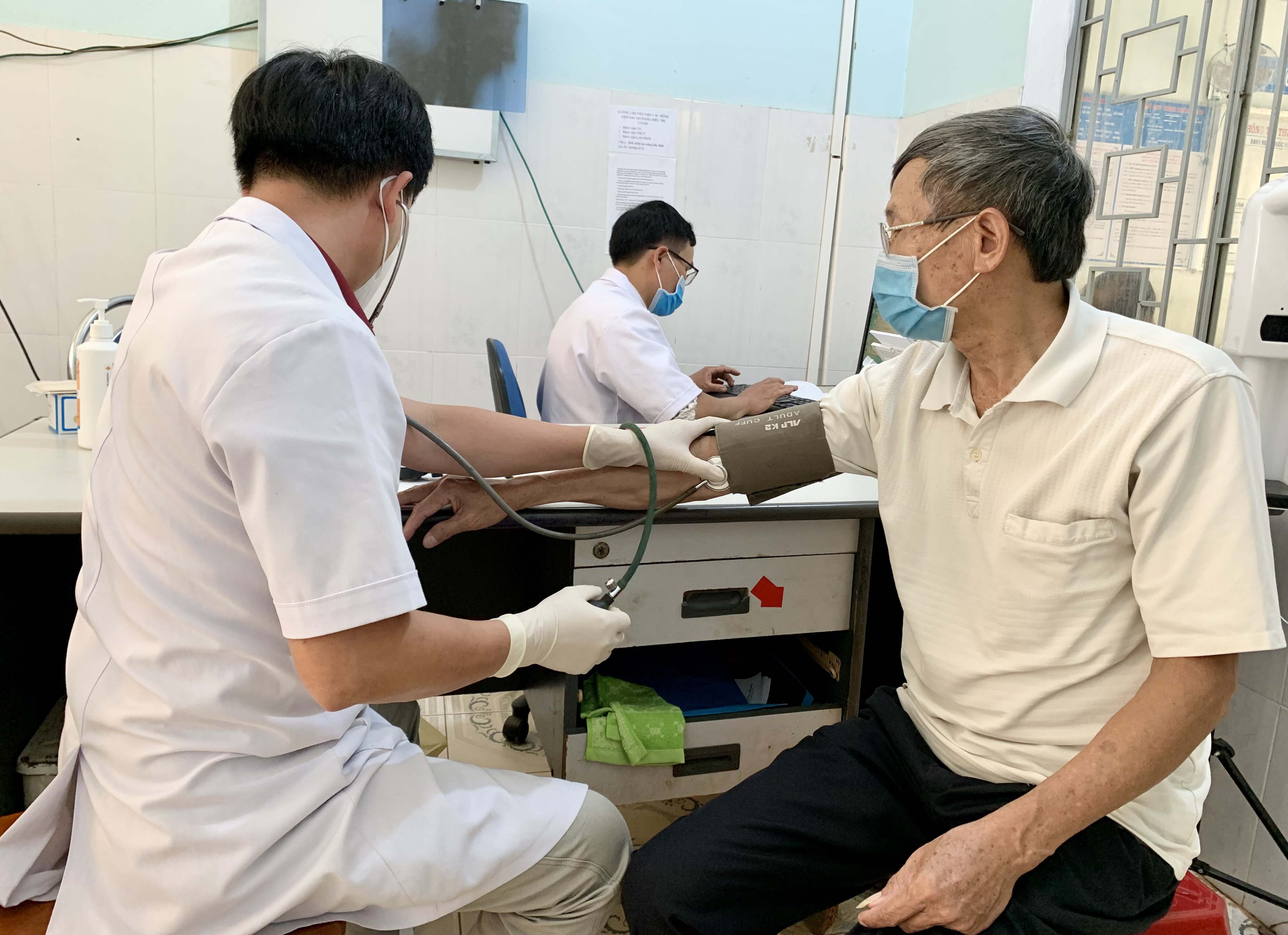Bác sĩ Khoa Khám bệnh-Hồi sức cấp cứu (Trung tâm Y tế huyện Mang Yang) thăm khám cho bệnh nhân. Ảnh: Như Nguyện