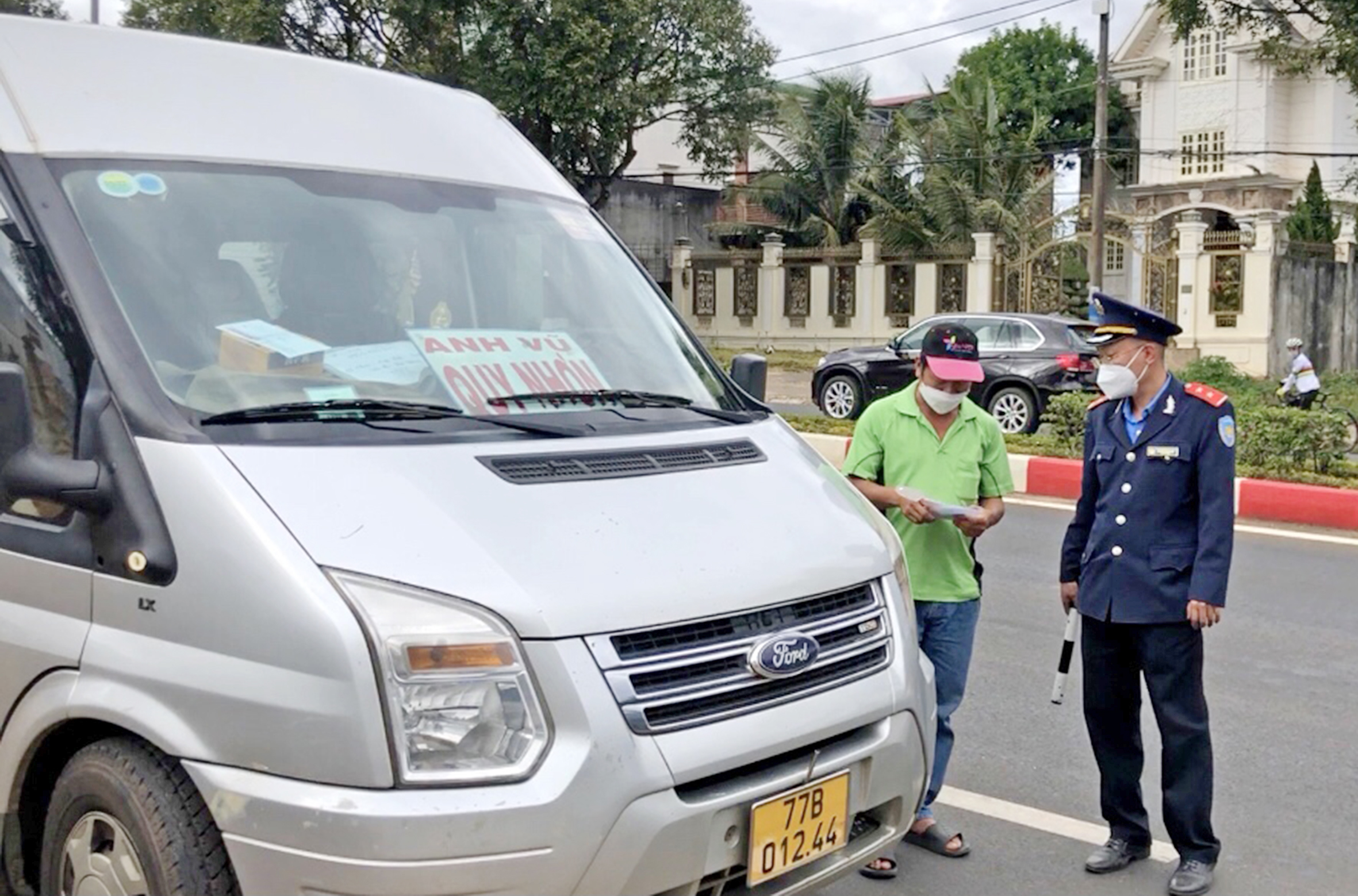   Thanh tra Sở Giao thông-Vận tải kiểm tra đối với một phương tiện xe khách liên tỉnh tuyến Gia Lai-Bình Định. Ảnh: Lê Hòa