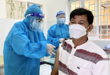  Nhân viên y tế phường Ia Kring, TP. Pleiku tiêm vắc xin phòng Covid-19 cho người dân trên địa bàn phường. Ảnh: Như Nguyện 