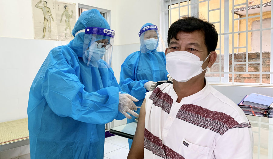 Nhân viên y tế phường Ia Kring, TP. Pleiku tiêm vắc xin phòng Covid-19 cho người dân trên địa bàn phường. Ảnh: Như Nguyện 