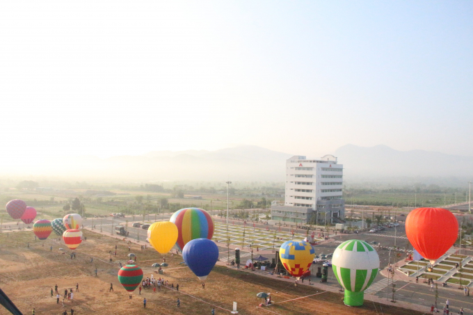 Nhìn từ trên cao, lê hội khinh khí cầu thực sự là ngày hội lớn của người dân Kon Tum nói riêng và Tây Nguyên nói chung. 2