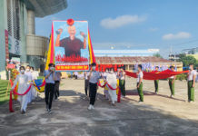 Nghi lễ rước kiệu Bác Hồ qua lễ đài tại Đại hội Thể dục thể thao thị xã lần thứ IX-2021. Ảnh: Vũ Chi