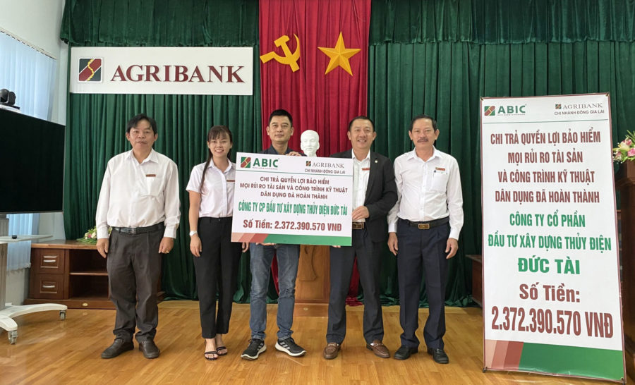 Agribank Chi nhánh Đông Gia Lai và ABIC Chi nhánh Đak Lak thực hiện chi trả quyền lợi bảo hiểm cho Công ty CP ĐTXD Thủy điện Đức Tài