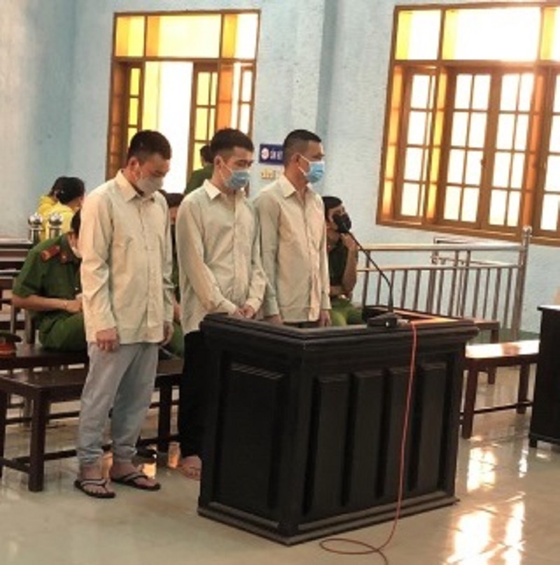Các bị cáo Dũng, Lâm, Phong (từ trái qua phải) tại phiên tòa. Ảnh: Trung Dũng 1