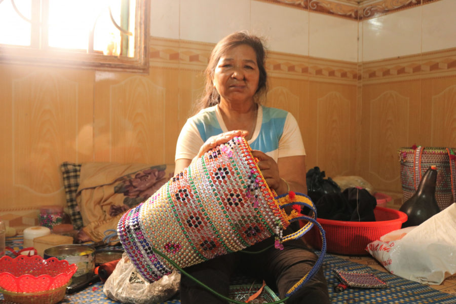 nguoi phu nu khuyet tat bien phe lieu thanh san pham my nghe tuyet dep hinh 1