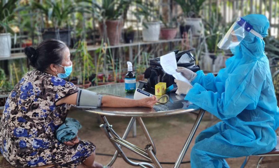 Nhân viên y tế kiểm tra huyết áp F0 đang thực hiện điều trị ở nhà tại thôn 1 (xã Diên Phú, TP. Pleiku). Ảnh: Bá Bính