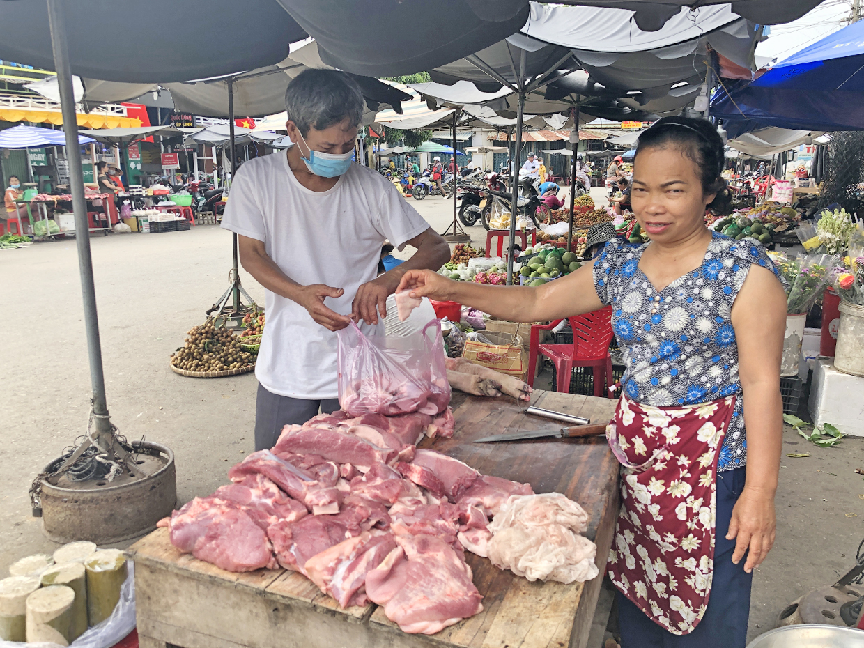 Nghỉ lễ người dân tiêu dùng thực phẩm nhiều hơn, bà bà Lê Thị Chuyên-tiểu thương chợ Kbang (thị trấn Kbang, huyện Kbang) sớm bán hết hàng. Ảnh: Ngọc Minh