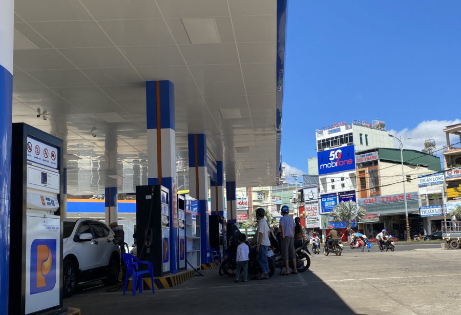 Người dân mua xăng tại cửa hàng xăng dầu Bắc Tây Nguyên. Ảnh: M.T