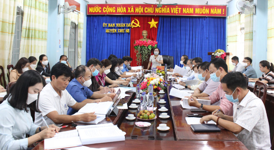 Quang cảnh buổi giám sát tại UBND huyện Chư Sê. Ảnh: Nguyễn Diệp