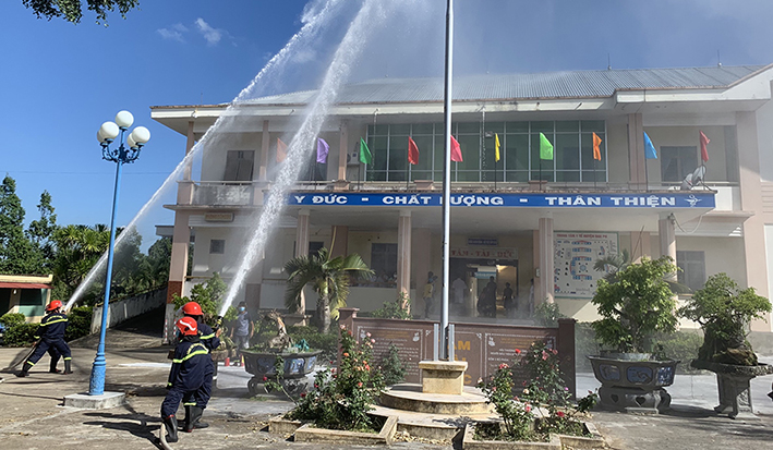 Gần 40 người tham gia thực tập phương án chữa cháy và cứu nạn, cứu hộ tại huyện Đak Pơ