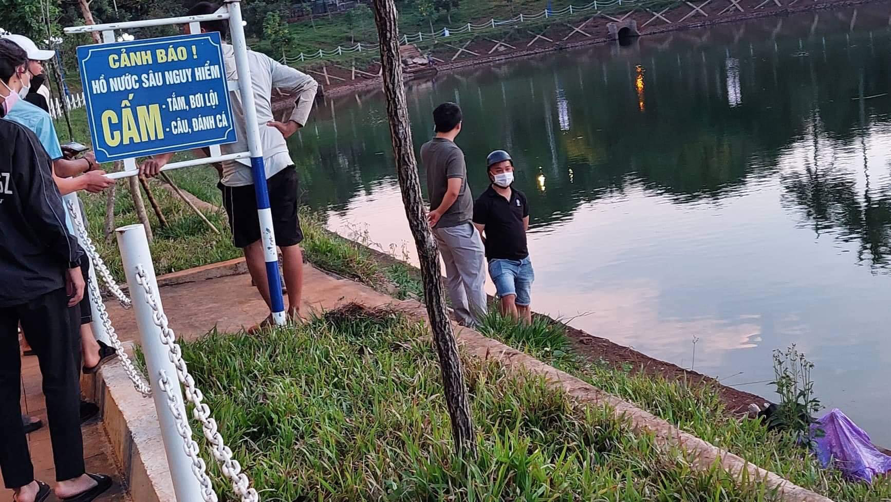 Khu vực hồ nước nơi phát hiện thi thể nạn nhân. Ảnh: Văn Tân