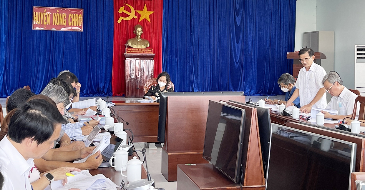 Quang cảnh buổi giám sát tại UBND huyện Kông Chro. Ảnh: Nguyễn Diệp