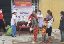 Hội Chữ thập đỏ Kbang cấp phát suất ăn từ thiện cho bệnh nhân đang điều trị tại Trung tâm Y tế huyện. Ảnh: Minh Ngân