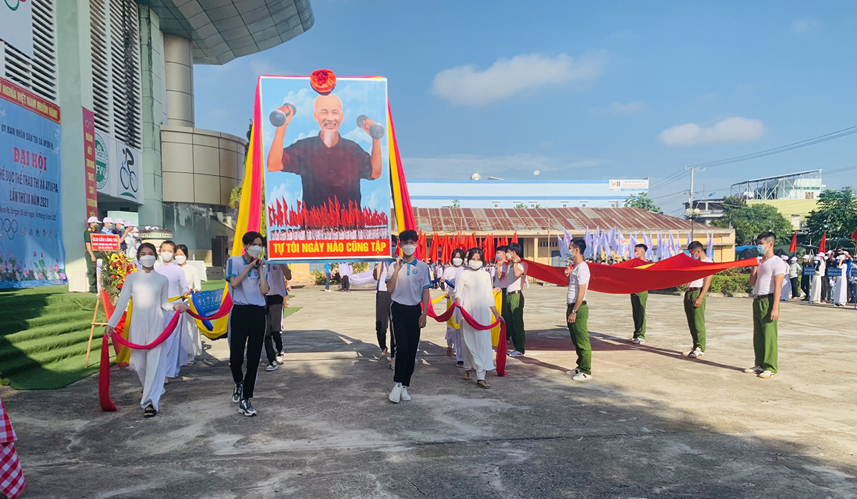 Nghi lễ rước kiệu Bác Hồ qua lễ đài tại Đại hội Thể dục thể thao thị xã lần thứ IX-2021. Ảnh: Vũ Chi