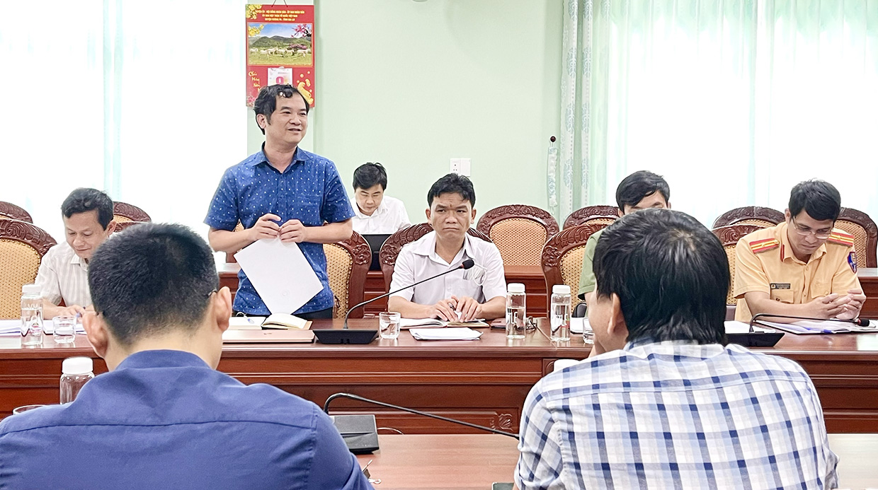 Phó Tổng Biên tập Báo Gia Lai Đoàn Minh Dưỡng tham gia góp ý tại buổi làm việc.  Ảnh: Minh Nguyễn