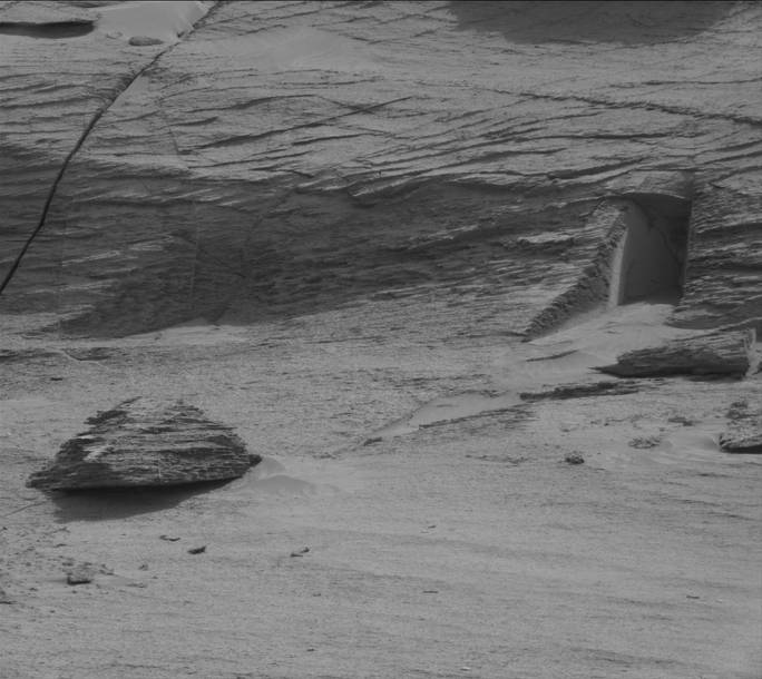 Cánh cửa bí ẩn hiện rõ trong bức ảnh do Curiosity chụp được - Ảnh: NASA