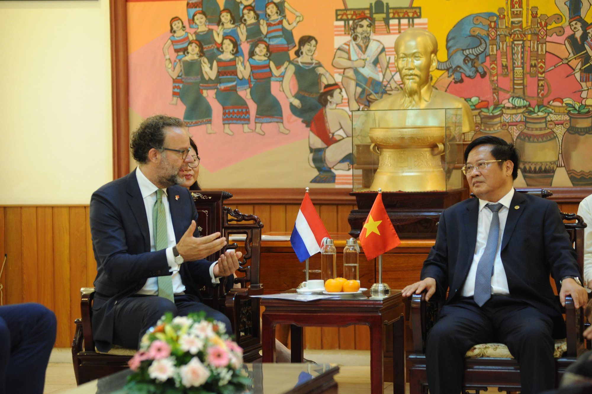 Ông Daniël Stork - Tổng Lãnh sự Vương quốc Hà Lan tại TPHCM trò chuyện cùng lãnh đạo UBND tỉnh Kon Tum.