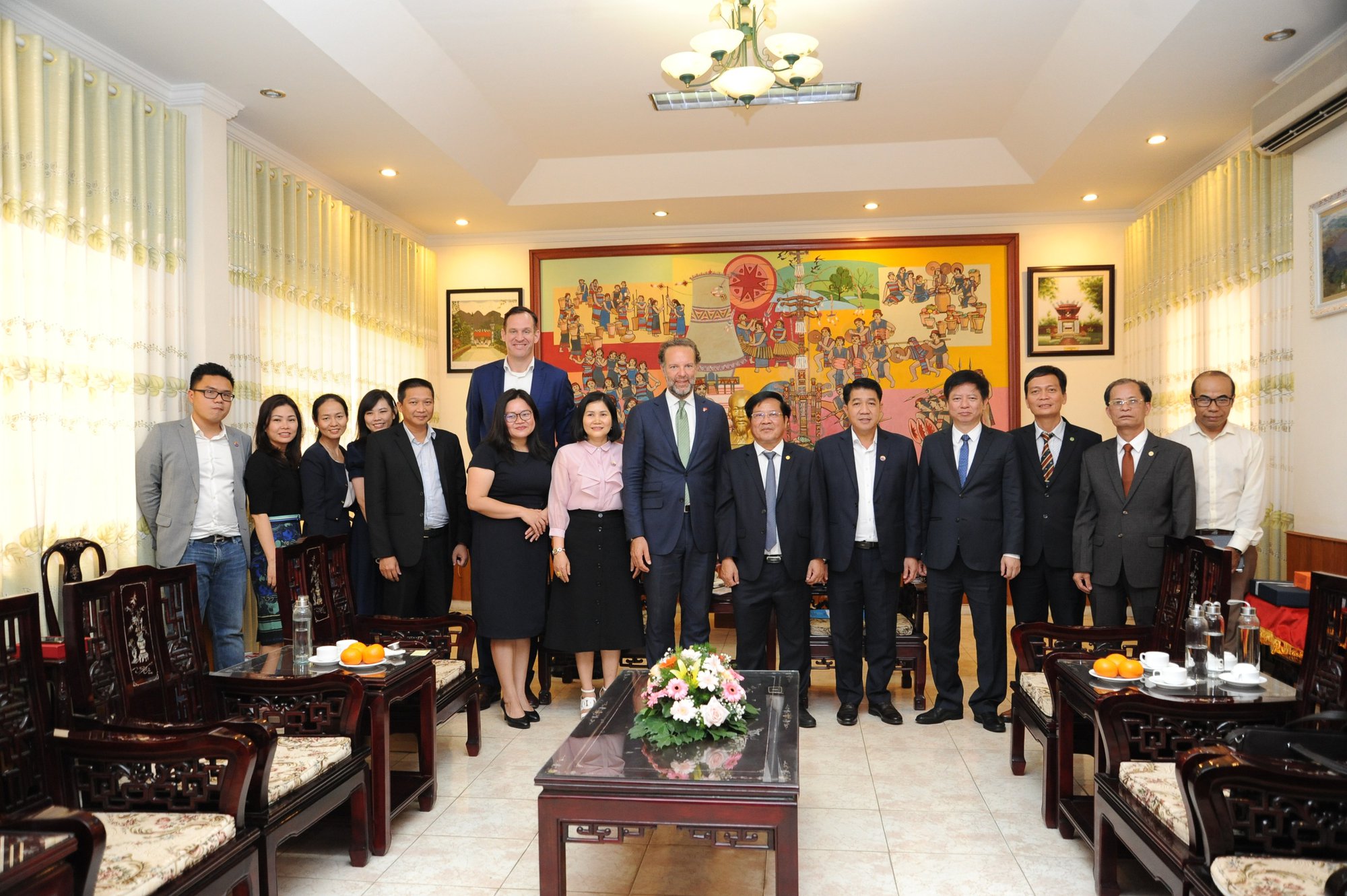 Đại diện Tập đoàn De Heus và Tập đoàn Hùng Nhơn chụp ảnh lưu niệm cùng lãnh đạo UBND tỉnh Kon Tum.