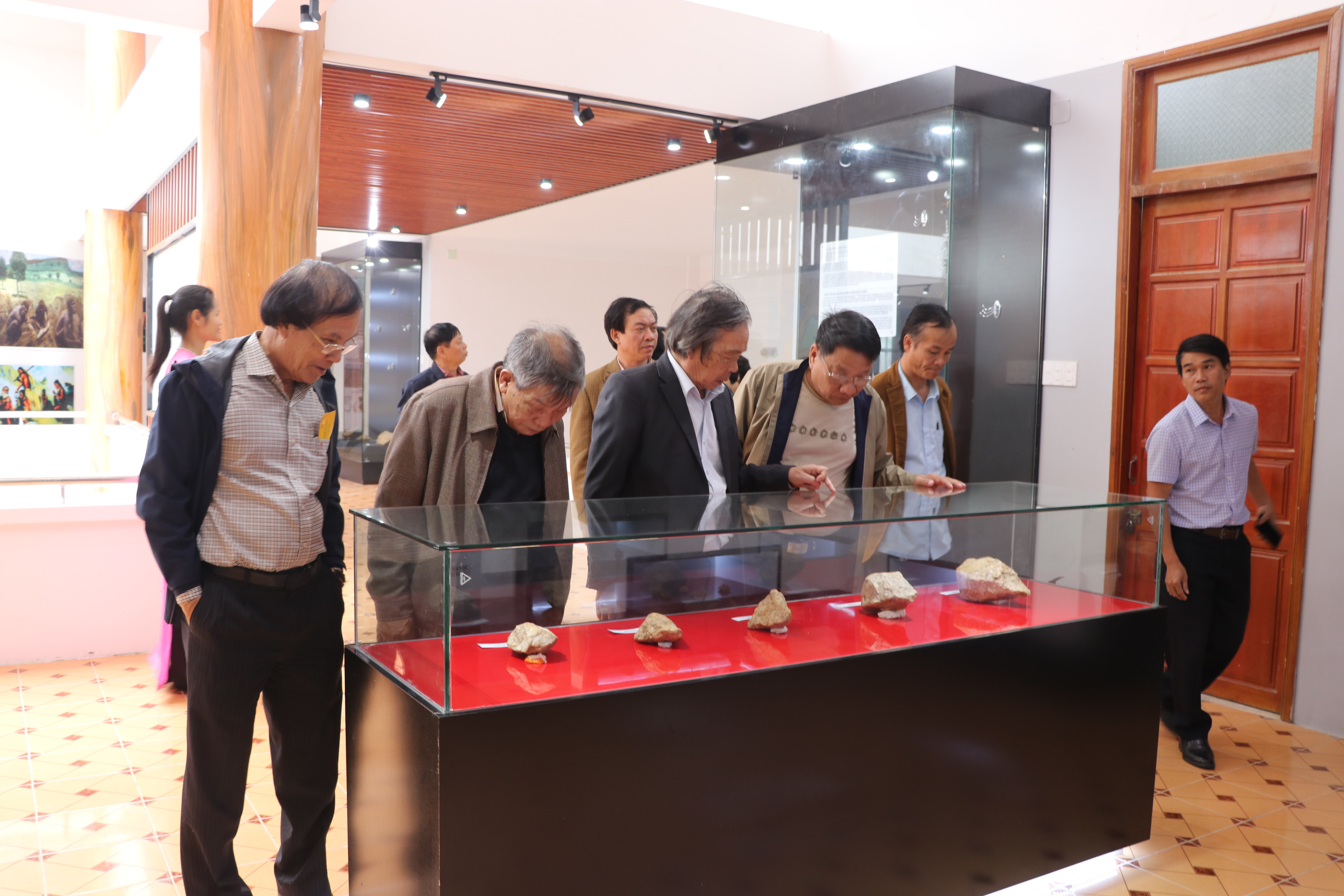 Nhiều hiện vật ở hố khai quật tại Rộc Tưng 1 và Rộc Tưng 4 được trưng bày tại Nhà trưng bày Tây Sơn Thượng đạo để du khách, các nhầ khoa học tham quan. Ảnh Ngọc Minh.JPG