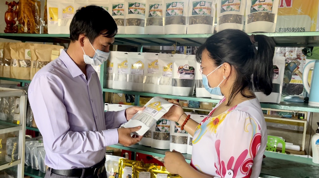 Sản phẩm lá sả chanh của chị Phạm Thị Bình (xã Ia Vê, huyện Chư Prông) được nhiều người tin dùng, thị trường tiêu thụ dần mở rộng. Ảnh: Vũ Thảo
