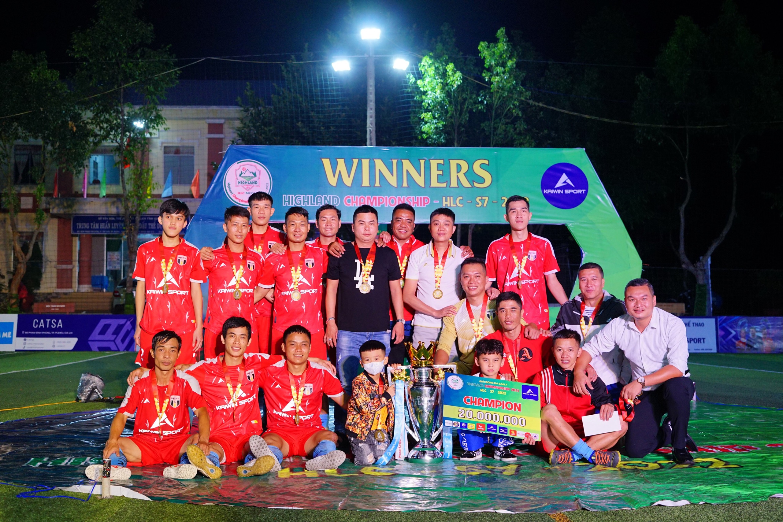 Hồ Văn Thuận (thứ 3 từ phải sang) cùng các đồng đội vô địch giải bóng đá phong trào tầm cỡ tại Gia Lai. Ảnh: Lê Văn Ngọc